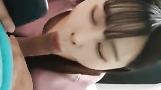 漂亮的小姐姐边玩手机边给男友口交最后口爆吞精 福利资源群：623011288