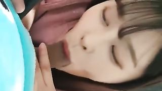 漂亮的小姐姐边玩手机边给男友口交最后口爆吞精 福利资源群：623011288