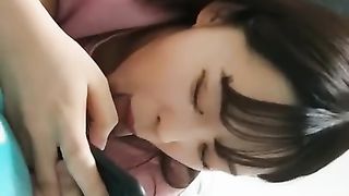 漂亮的小姐姐边玩手机边给男友口交最后口爆吞精 福利资源群：623011288