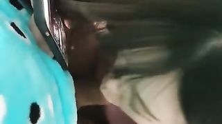 漂亮的小姐姐边玩手机边给男友口交最后口爆吞精 福利资源群：623011288