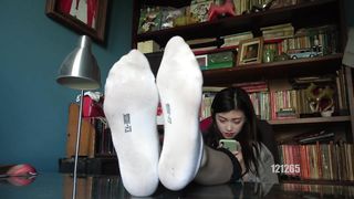 Bombshell Asian Gal 赤足 Milky Socks Nude Soles Flash