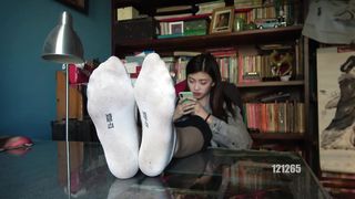 Bombshell Asian Gal 赤足 Milky Socks Nude Soles Flash