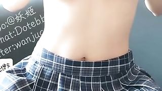 微博完具小萝莉丝袜透视学生水手服道具自慰抹胸喷水潮吹放尿