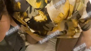 3317 찍으려는 남자와 필사적으로 얼굴은 가리는 여자 ㅋㅋ 텔레 UB892