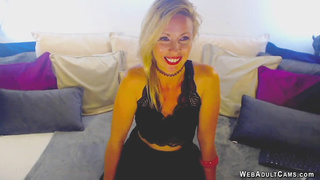 British MILF shows vibrator in pussy on webcam