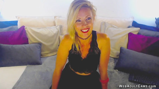 British MILF shows vibrator in pussy on webcam