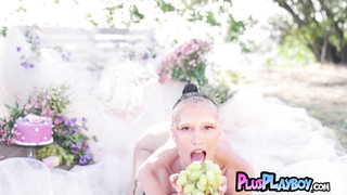 Beautiful big ass teen posed outdoor