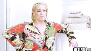 Hot MILF stuck her finger and got fucked