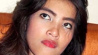 Calm Chinese Beauty guzzles Wad