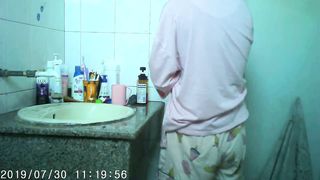 Japanese Village Lady gets Bare and Washes her Hair 贵州妹出租房公厕裸体洗头