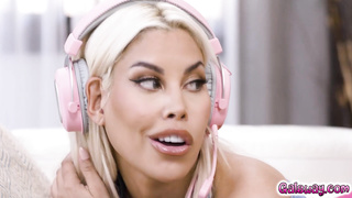 Charlotte got aroused by Melody