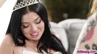 Emma offers to give Holly a lap dance