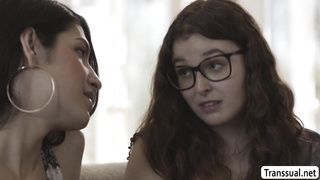 Nerd chubby Leana Lovings fucked by skinny Trans