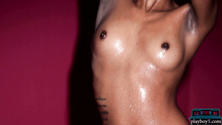 Ebony teen model exposes luscious body