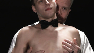 Twink Noah White is thirsty for a huge dick