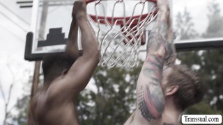 Lucky varsities fuck slut shemale ass on the court