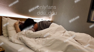 4230 온리팬스 ddu_ddu 초대남 쓰리썸 좆빨면서도 들썩이는 엉덩이 텔레 UB892