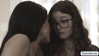 TS beauty Zariah Aura bangs Leanna Lovings pussy