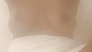 Ebony Hooker Shows Boobs In The Tub