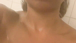 Ebony Hooker Shows Boobs In The Tub