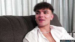 Two college dudes fucks totally uninhibited!