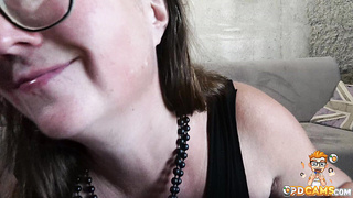 Ugly cam girl in fishnets masturbating live