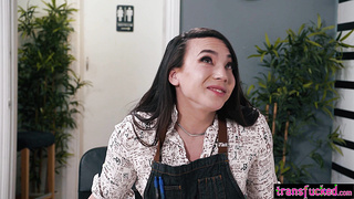 Courier fucked horny big cock shemale