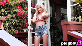 Perfect ass blonde teen shows nice ass