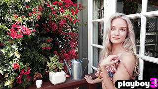 Perfect ass blonde teen shows nice ass