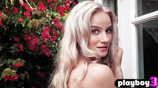 Perfect ass blonde teen shows nice ass