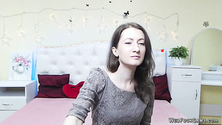 Amateur brunette babe posing in bra on webcam show