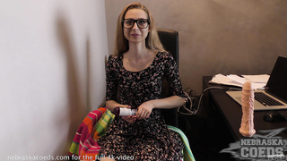 young areana fox stretches her holes