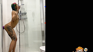 Girl uses parents bathroom for camming