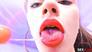Kinky Babe suck her Dildo with passion