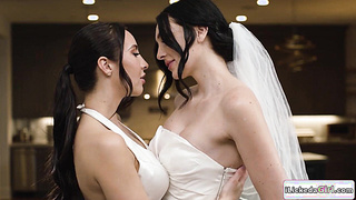 Busty babe tribbing with milf girlfriend