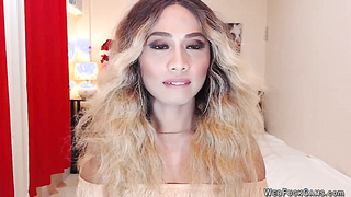 Beautiful blonde trans wanks off on webcam