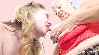 OLDNANNY Two old lesbians play with each other's labia