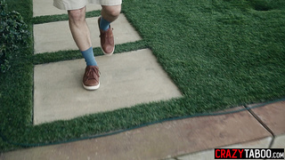 Penelope Woods fucks a delivery man