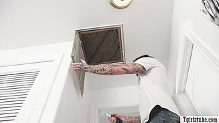 Lucky aircon cleaner fuck two shemales wet asses