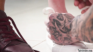 Lucky aircon cleaner fuck two shemales wet asses