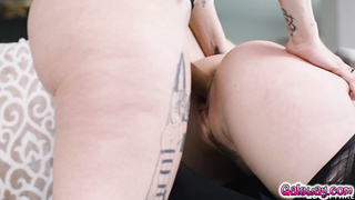 Sinn give Charlotte a good squirt