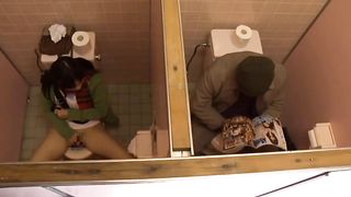 jeune japonaise docile offerte toilettes pervers