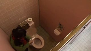 jeune japonaise docile offerte toilettes pervers