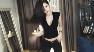 Korean Doll Uber-Sexy Dance