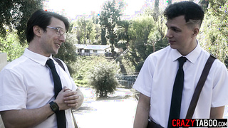 Dee Williams shows guys a right way