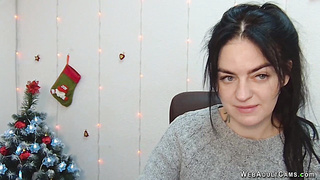 Brunette amateur babe chatting on webcam solo show