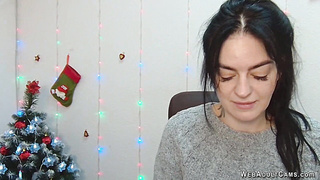 Brunette amateur babe chatting on webcam solo show