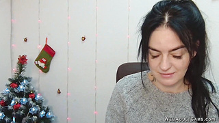 Brunette amateur babe chatting on webcam solo show