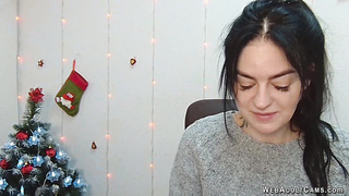 Brunette amateur babe chatting on webcam solo show