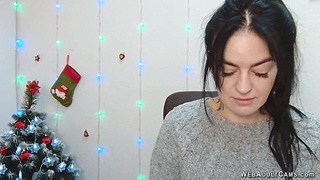 Brunette amateur babe chatting on webcam solo show